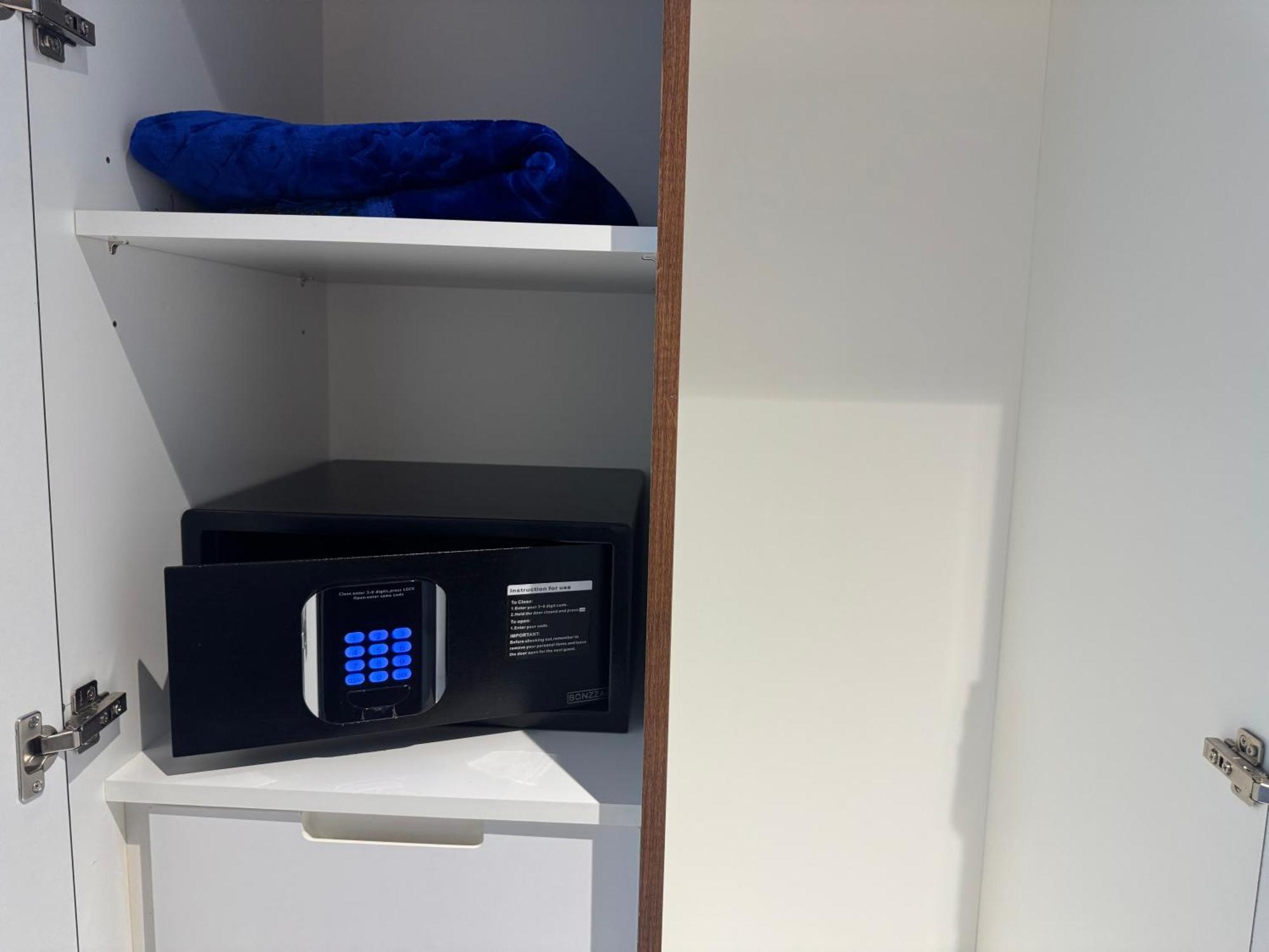 Ashri Luxe Spacious Near Metro, Frame Apartment