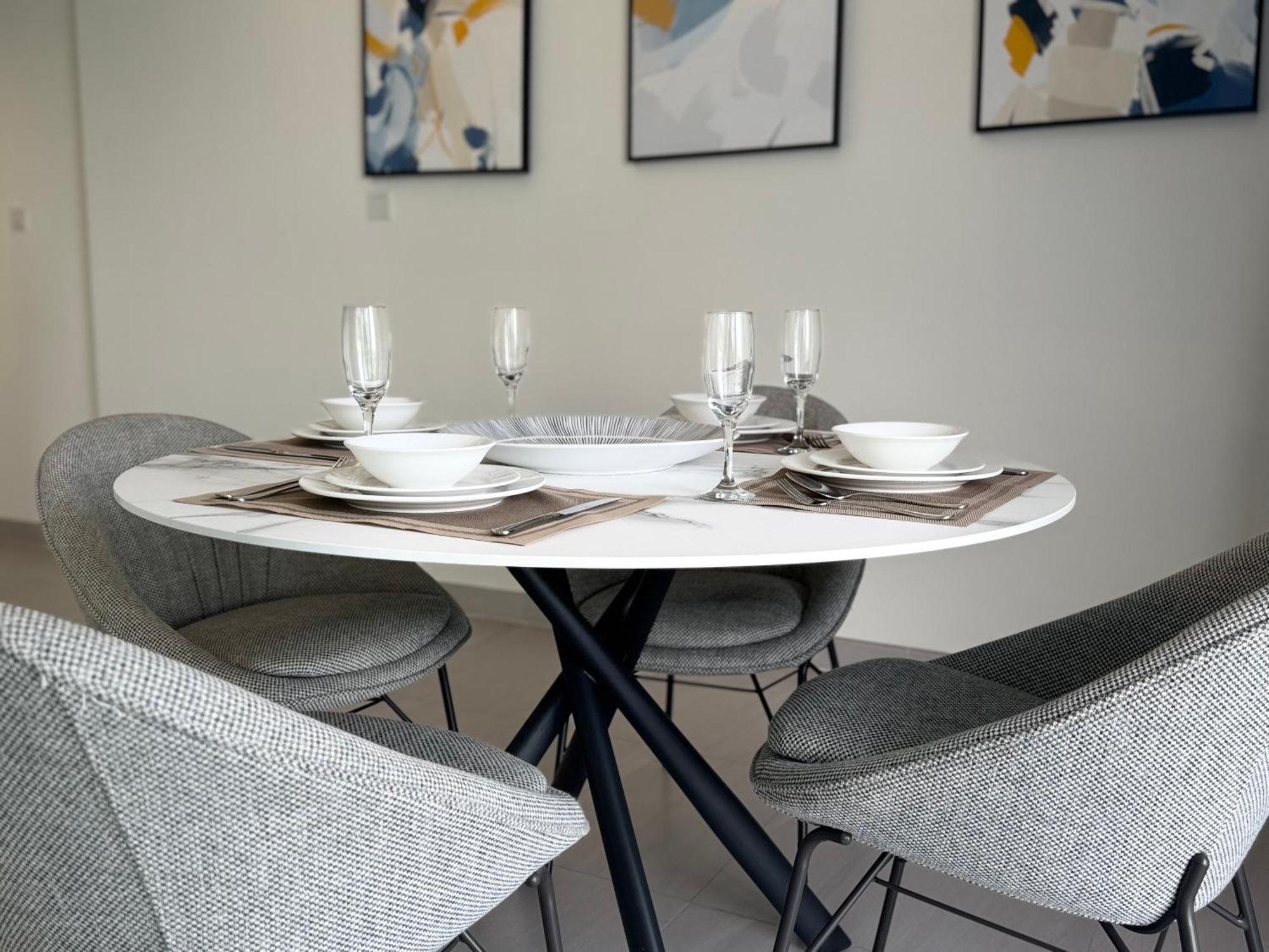 Ashri Luxe Spacious Near Metro, Frame Apartment