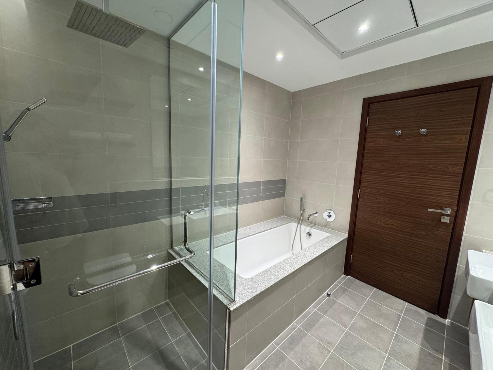 Ashri Luxe Spacious Near Metro, Frame *
