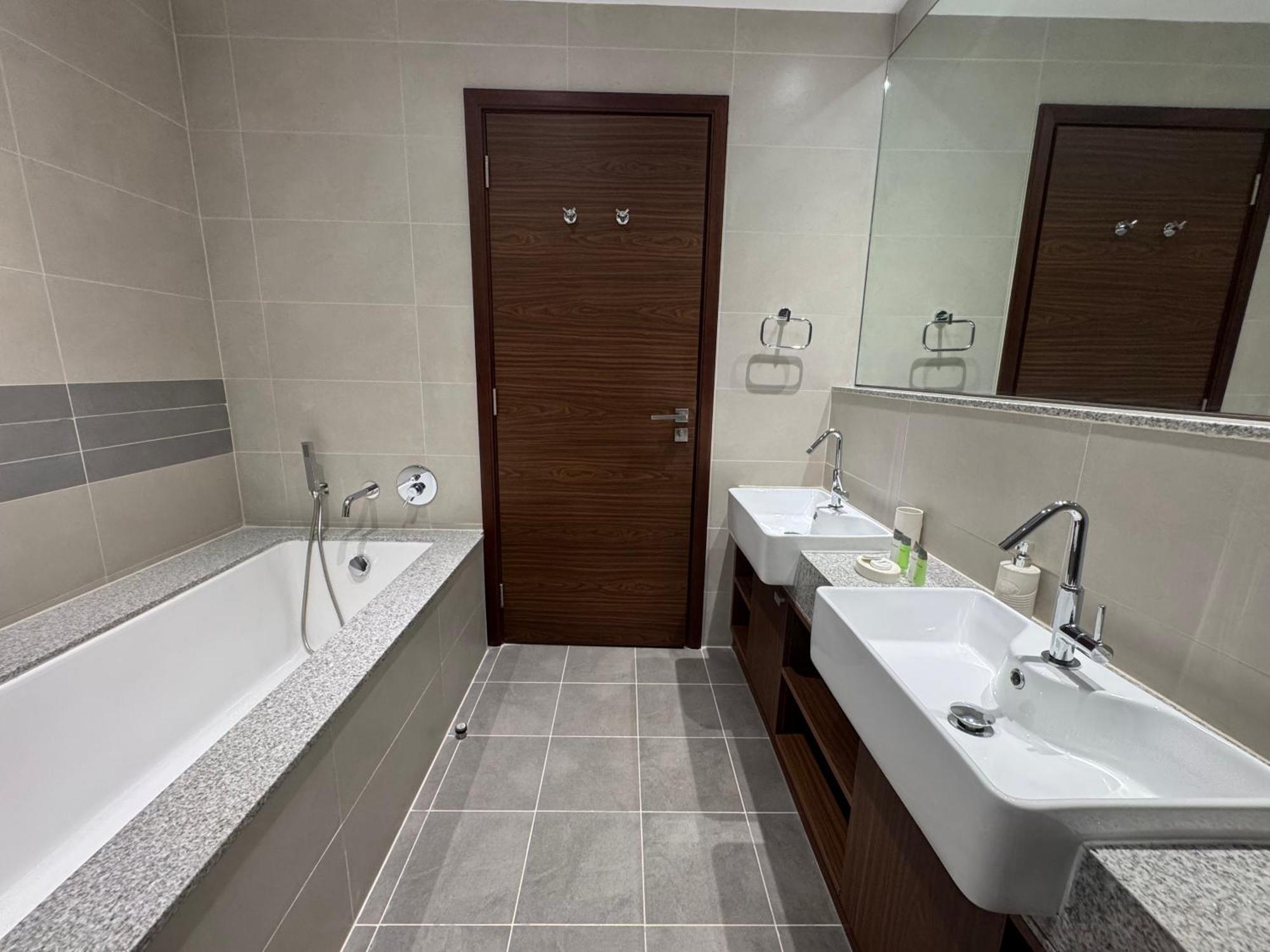 Ashri Luxe Spacious Near Metro, Frame Appartement